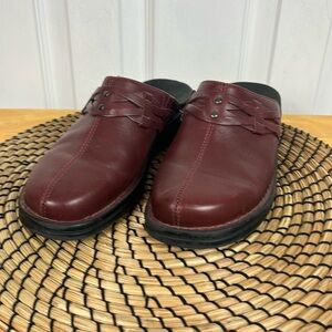 Clark’s reddish brown mules size 6M. Leather uppers. Braided detail on top